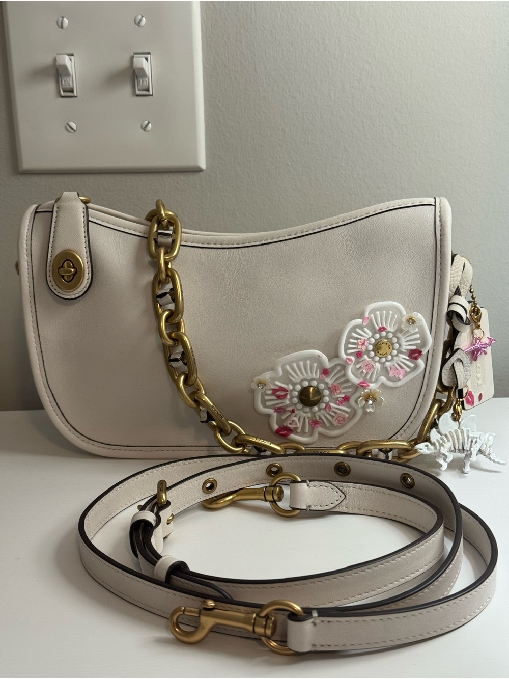 COACH upcrafted chalk swinger with chain  tea roses and Dino charms C5430